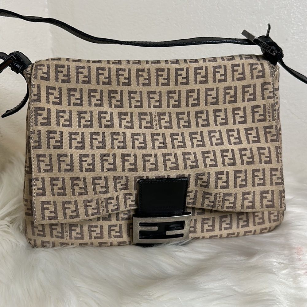 💯Authentic Fendi Shoulder Bag🍀 - Picture 10 of 17